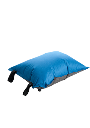 Kissen gerollt im Polyester-Packsack mit Kordel Kissen gerollt im Polyester-Packsack mit Kordel